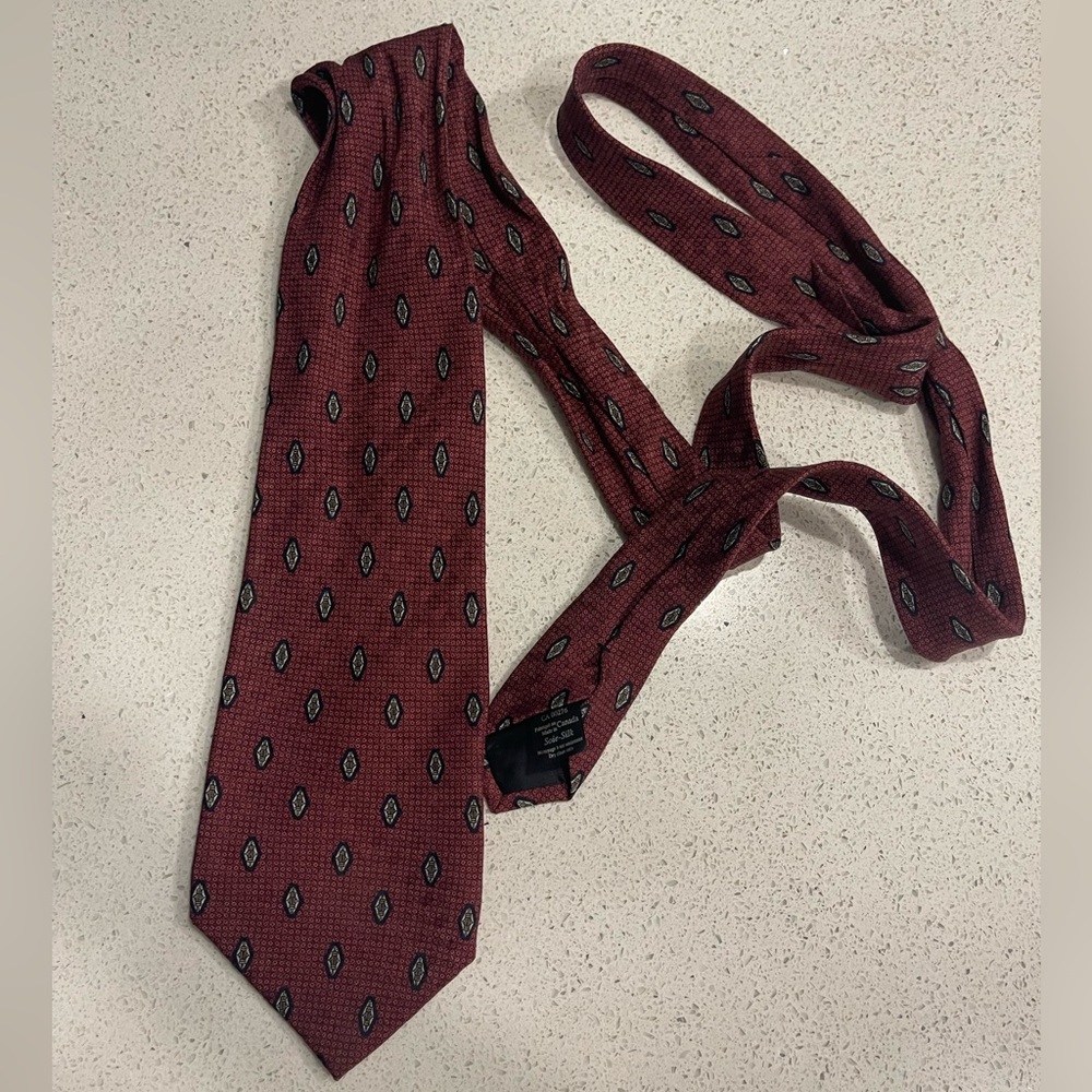 ⭐️3 for $10⭐️ VINTAGE 90’s Trump Arrow Silk Tie - Burgundy with pattern